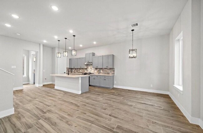 Building Photo - 230 W 28th St