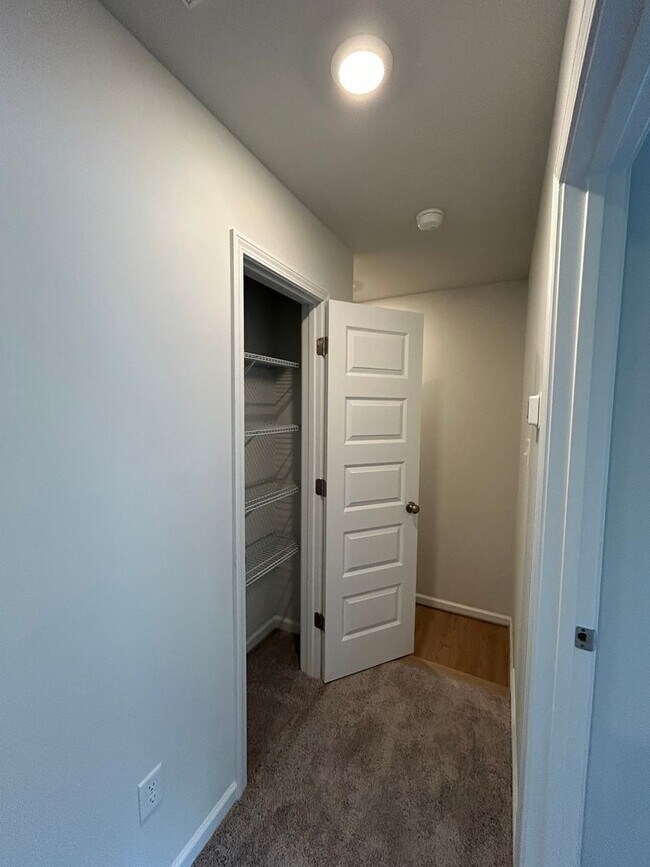 Building Photo - Luxury End-Unit Townhome with 2-Car Garage, Deck & Bonus Room – Available June 5!
