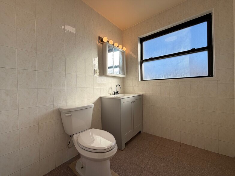 Bathroom - 952 W Windsor Ave