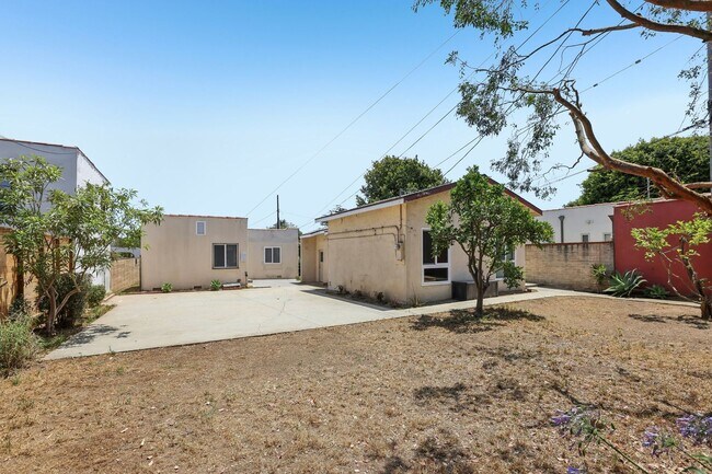 Building Photo - 3Bd/2ba Home w/parking in Santa Monica