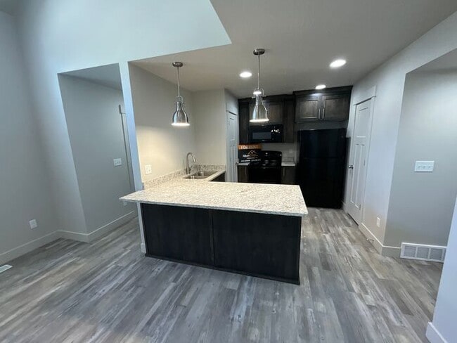 Building Photo - 2 bedroom 2 1/2 bath 2 car garage small dog friendly