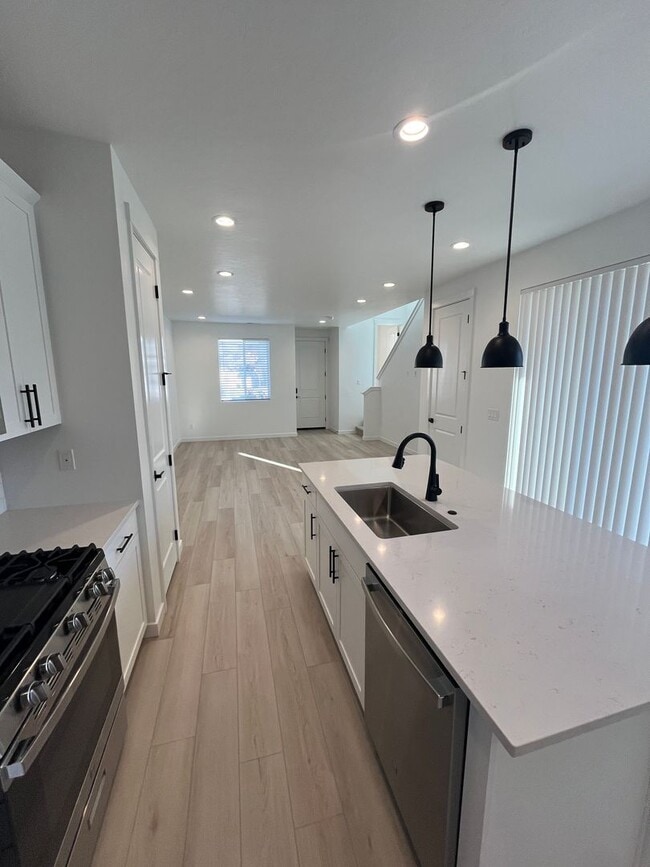 Building Photo - BRAND NEW 3 Bed 2.5 Bath Townhome