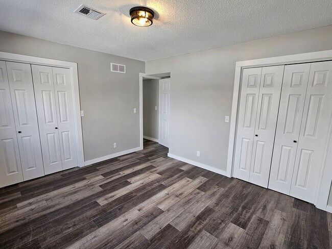 Building Photo - Like new large 2 bedroom apt coming available!