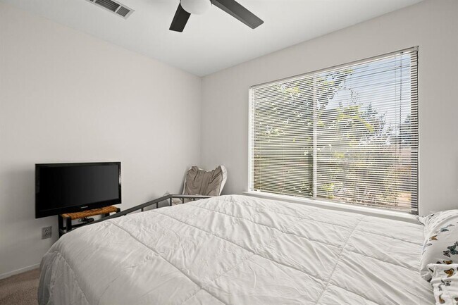 Building Photo - 901 Silver Quail Ln