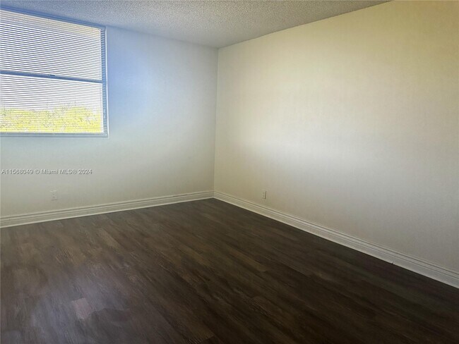 Building Photo - 2771 Riverside Dr