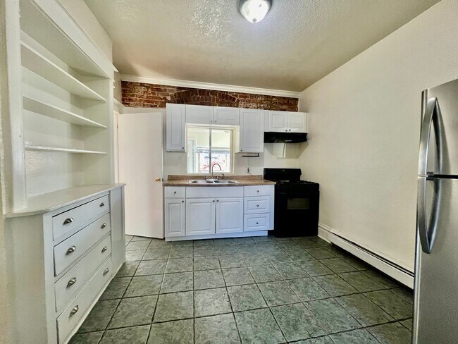 Building Photo - Charming 2 bedroom 1 bath ranch style duplex