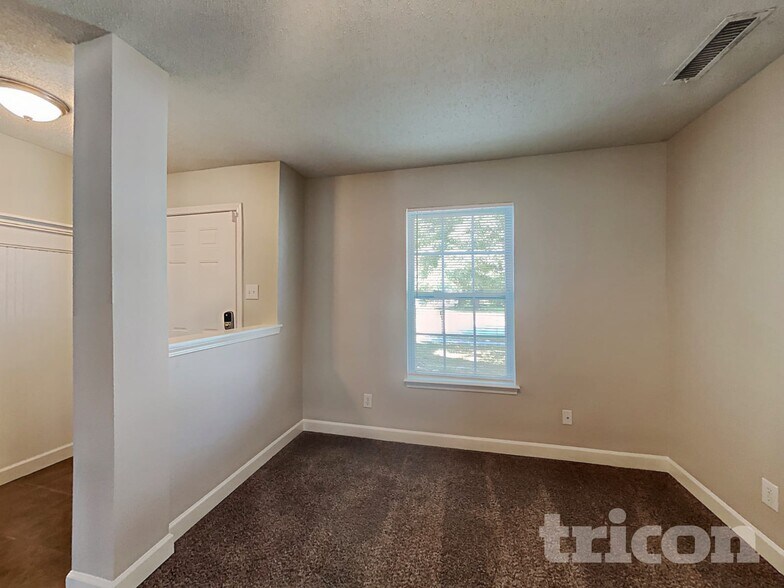 Building Photo - 2117 Westmere Dr
