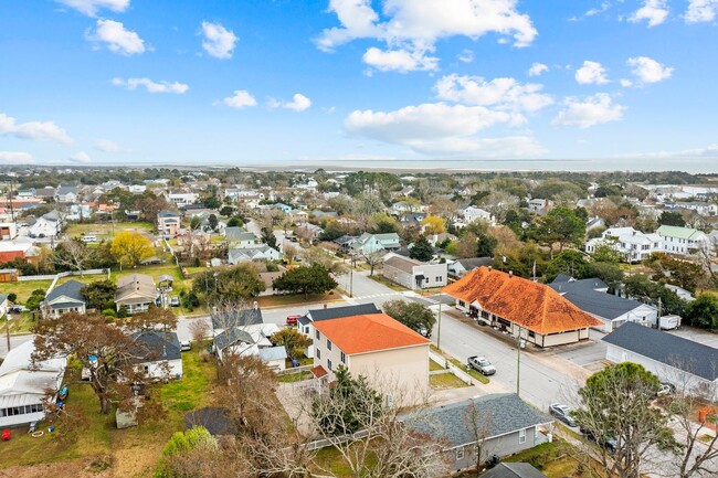 Building Photo - Newly Renovated Townhome