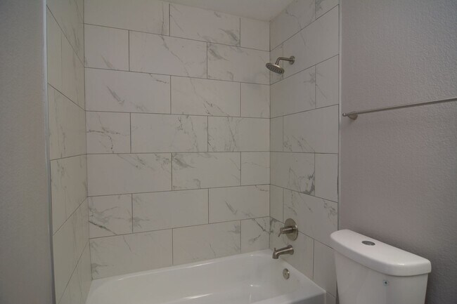 Building Photo - Remodeled 3 Bedroom 2.5 Bath House! West T...