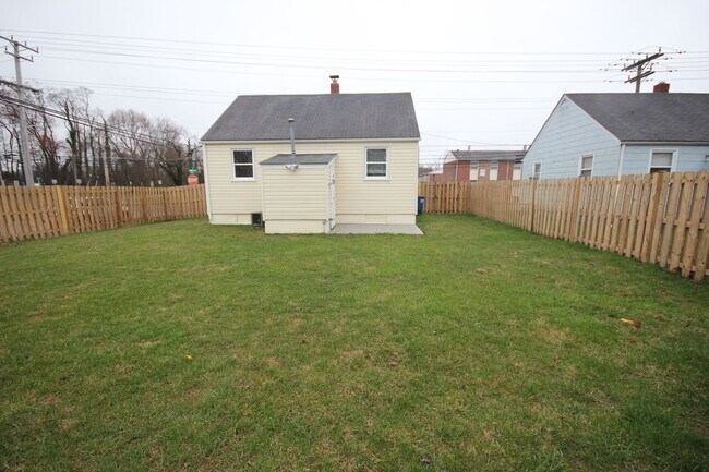 Building Photo - Renovated 2 Bedroom, 1 Bath Single-Family Home