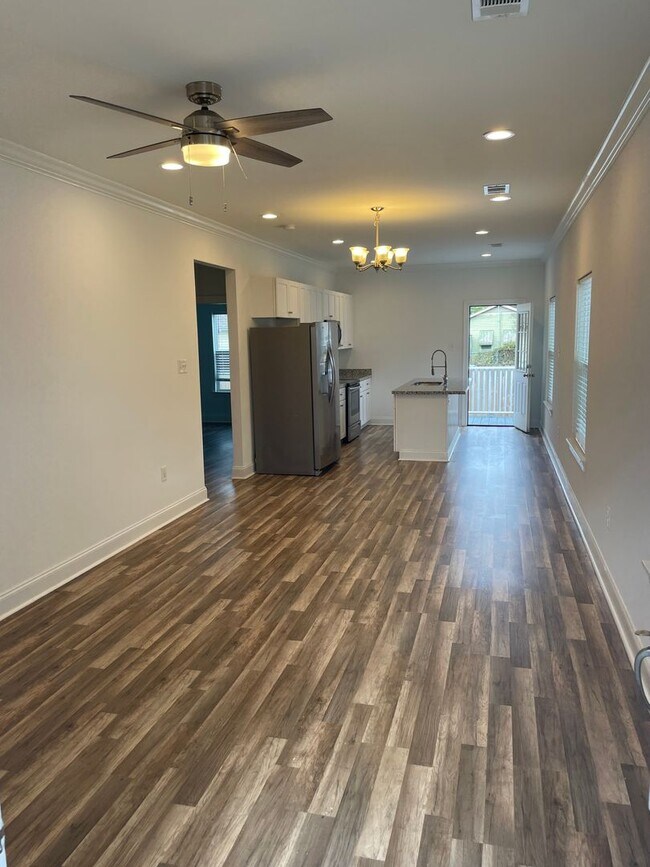 Building Photo - Renovated 2BD/1BA with Driveway and Backyard!