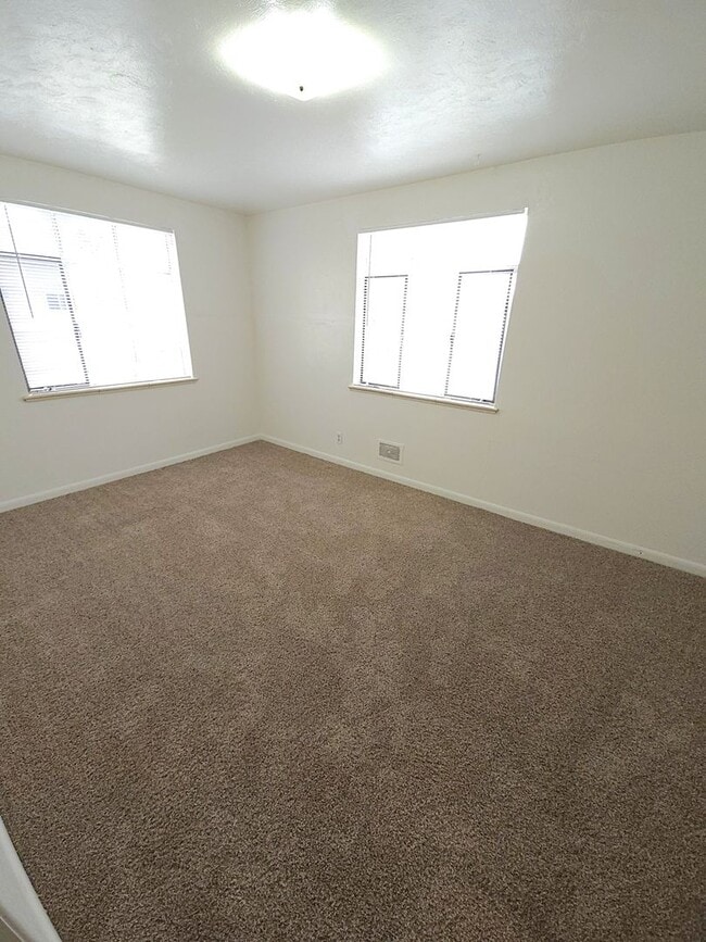 Building Photo - Bright Two Bedroom in University District-...