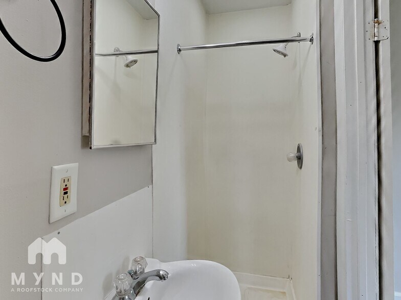 Building Photo - 1709 E Tabor St