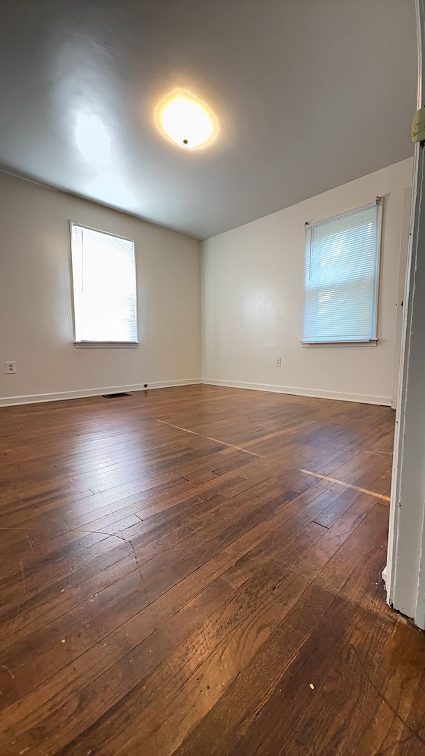 Building Photo - AVAILABLE JANUARY 2026 $2,200 AND IN AUGUS...