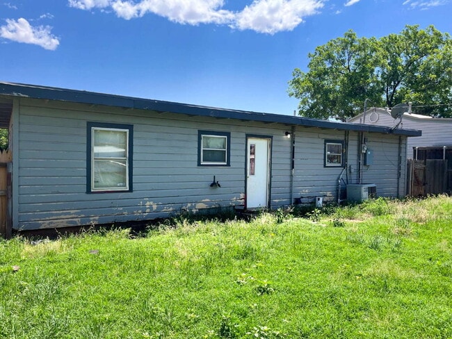 Building Photo - Charming 3 bedroom, 1.5 bathroom!