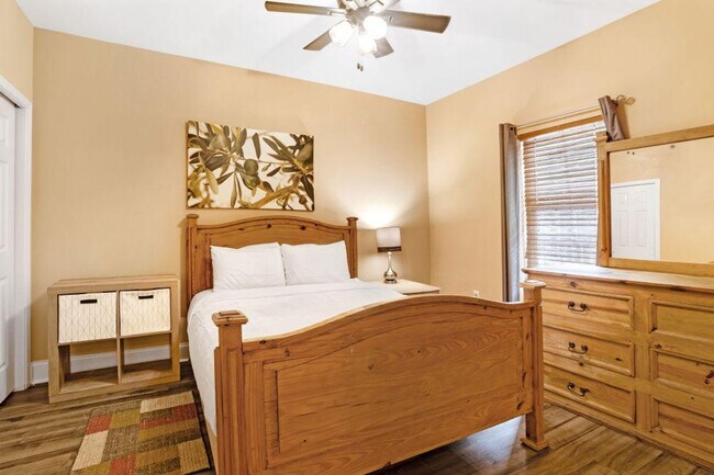 Building Photo - 9860 S Thomas Dr