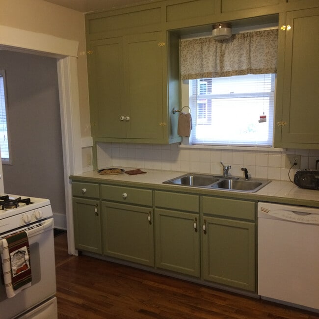 Building Photo - 415 6th St S