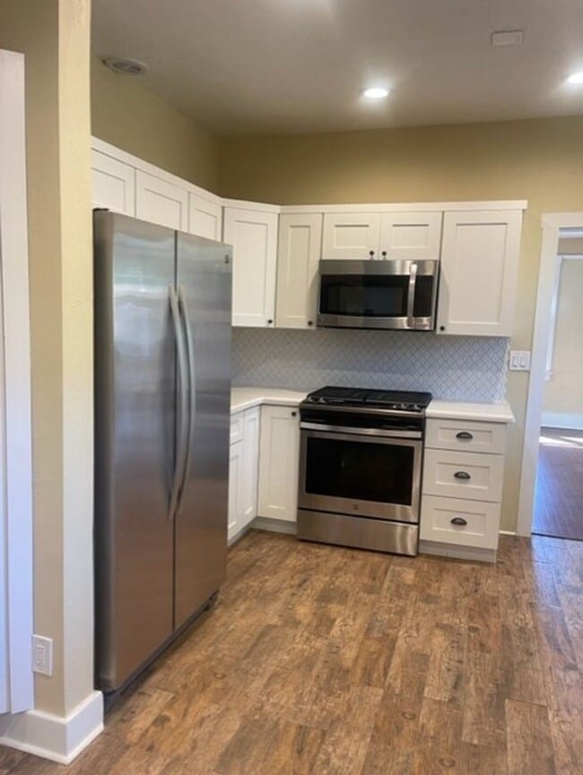 Building Photo - Coming Nov 17 - 3 Bedroom 2 Bath home in C...