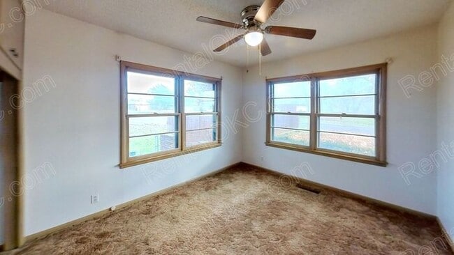Building Photo - Large yard 3/1 just of Douglas!