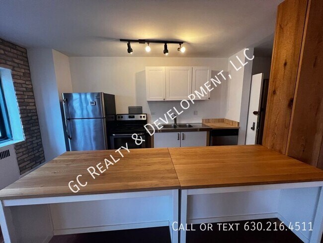 Building Photo - 5048 N Marine Dr