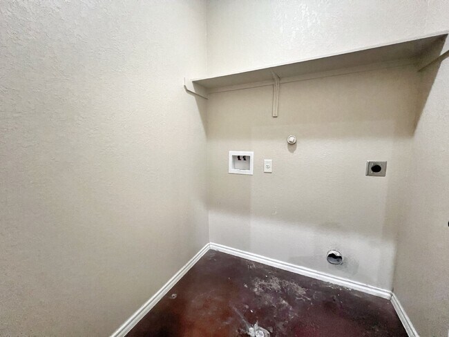 Building Photo - Spacious 3BR/2BA Duplex with Private Yard ...