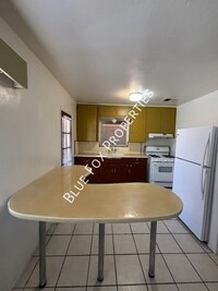 Building Photo - 949 N Montezuma Ave