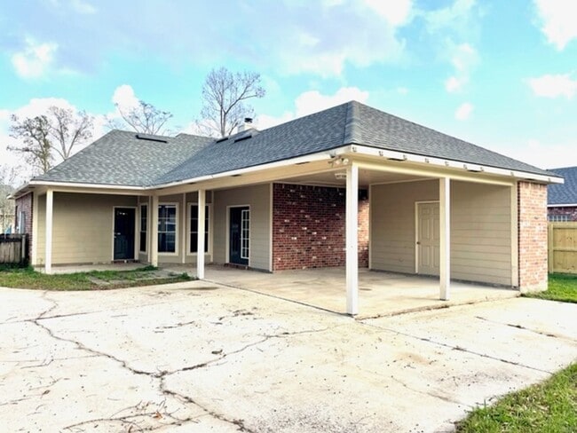 Building Photo - 14371 Whispering Oaks Dr