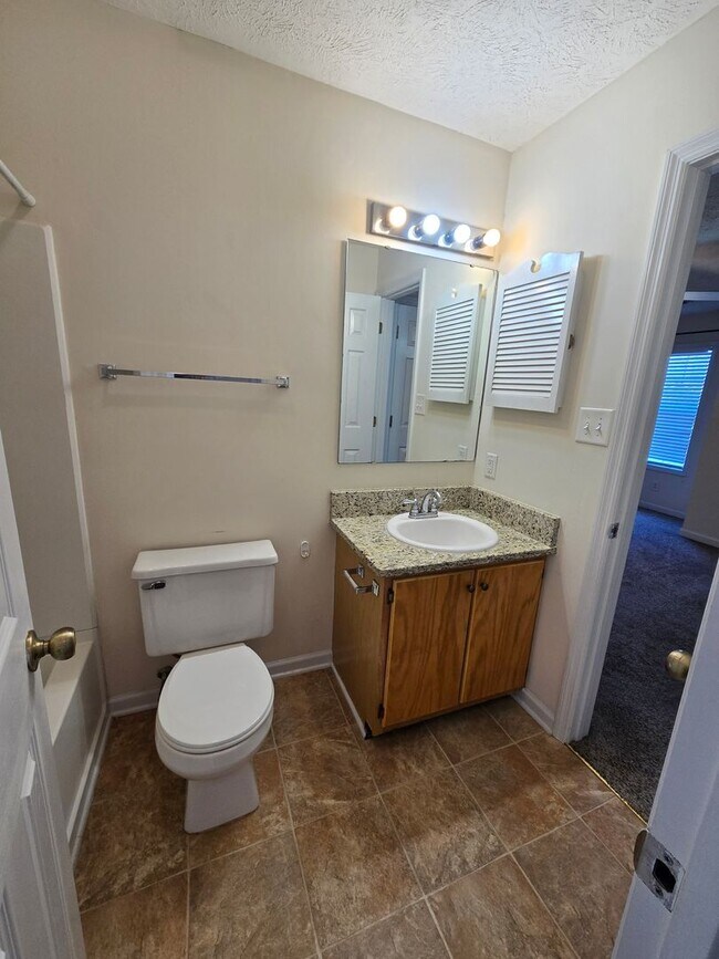 Building Photo - 3rd floor condo for rent