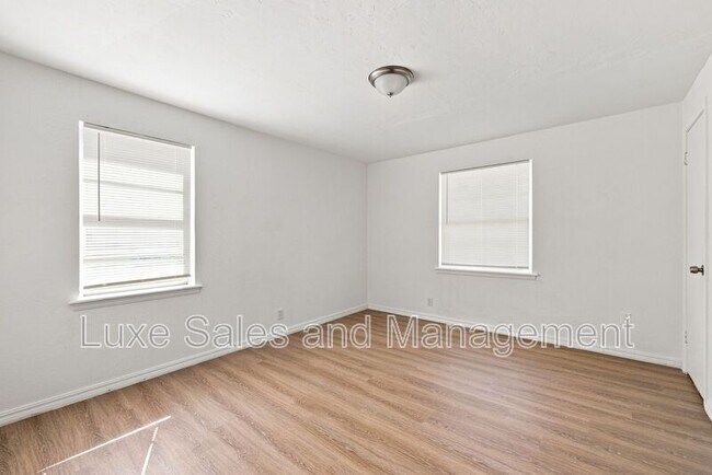 Building Photo - 700 NE 81st St