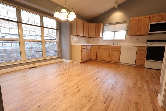 Building Photo - SPACIOUS 3 BEDROOM 2 BATH W/2 CAR GARAGE