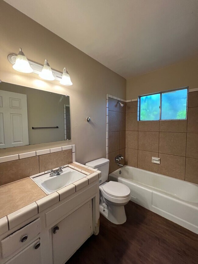 Building Photo - 2923 Peerless Ave