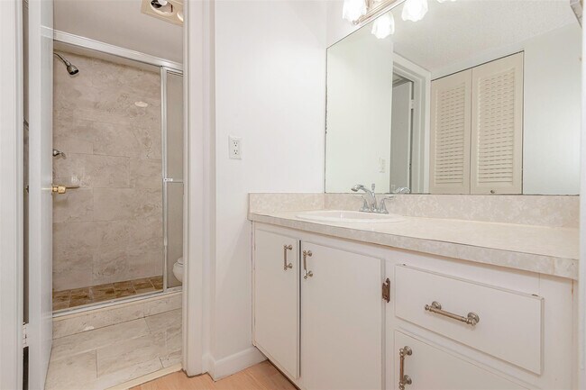 Building Photo - 6075 N Sabal Palm Blvd