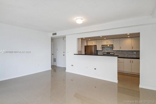 Building Photo - 7545 E Treasure Dr