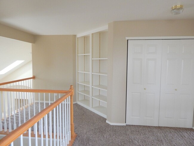 Building Photo - 203 Cleopatra St