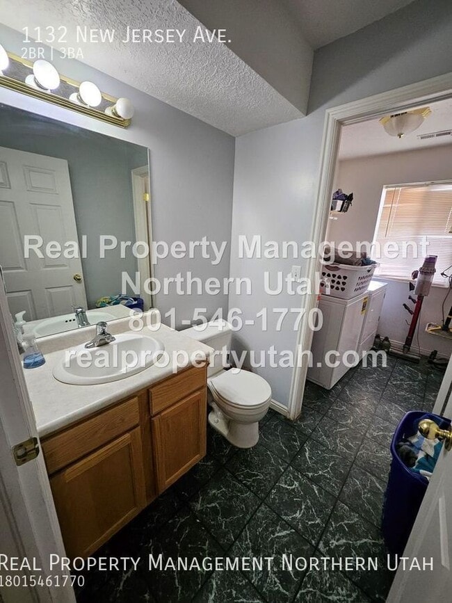 Building Photo - 1132 150 W