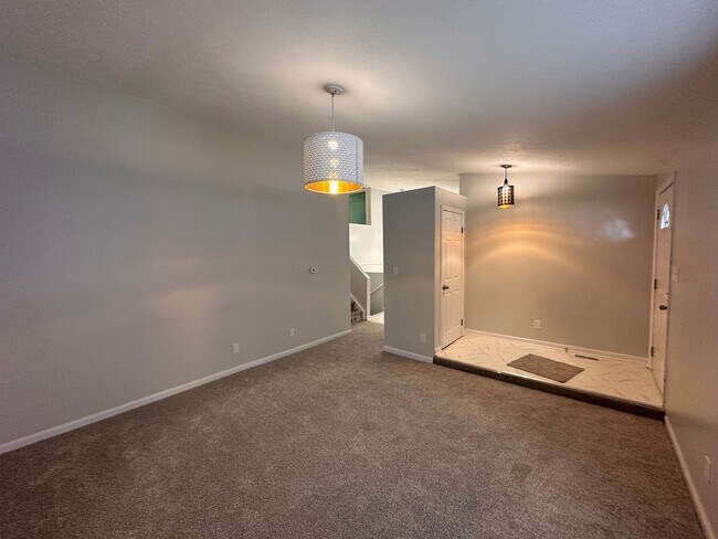 Building Photo - Newly Renovated 4 bed 3 FULL BATH / Warren Woods