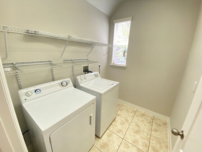 Building Photo - Gated Community!  Carter Glen Community 3/...