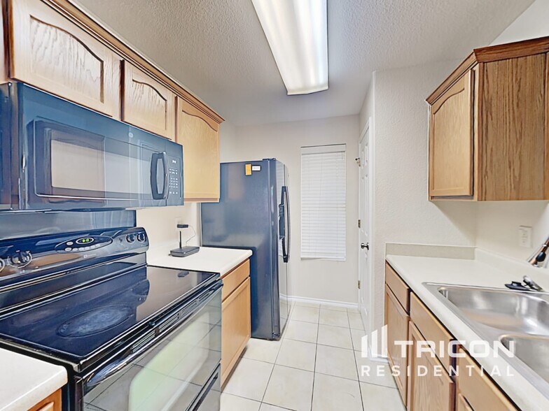Building Photo - 1523 Hawkwolf Creek