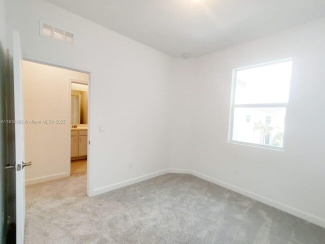 Building Photo - 659 SE Lk Fls St