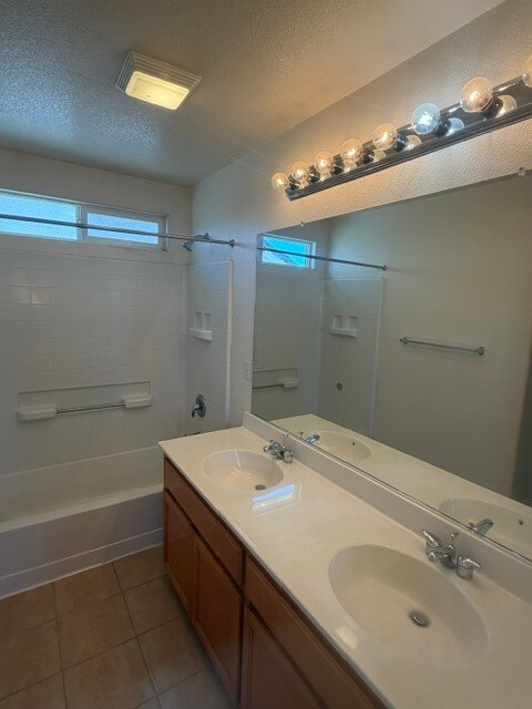 Building Photo - Gorgeous 3 Bedroom 2.5 Bathroom Plus Loft