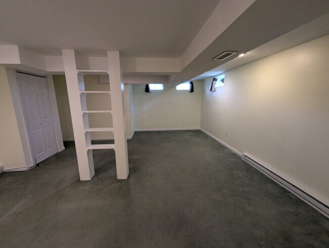 Building Photo - Immaculate End Unit in Desirable Weatherst...