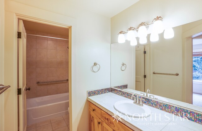 Building Photo - Gorgeous, Gated and Lake Front in Oregon City