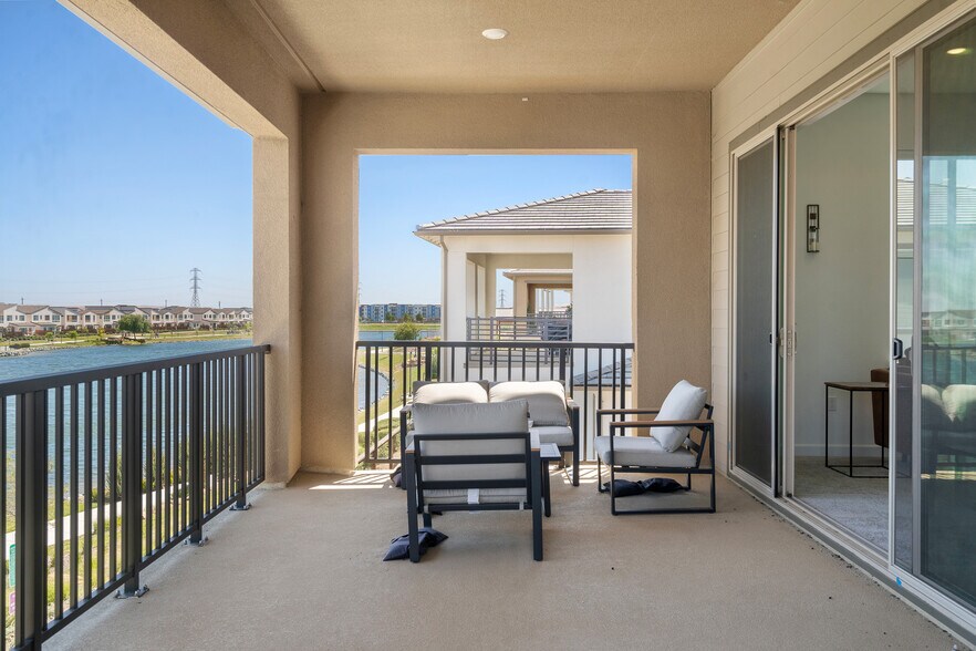 Building Photo - 2430 Shore Vis