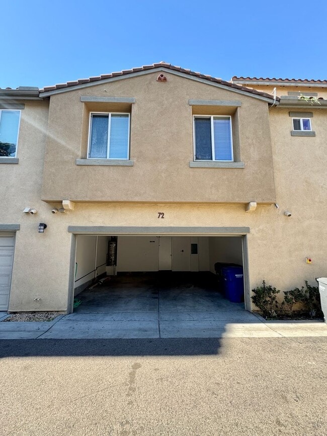 Building Photo - 3 Bed 2.5 Bath plus extra room Townhouse Style Condo / Attached 2 Car Garage