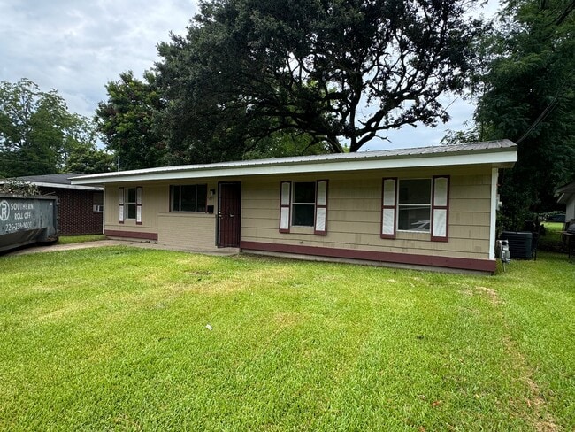 Building Photo - 5855 Clayton Dr