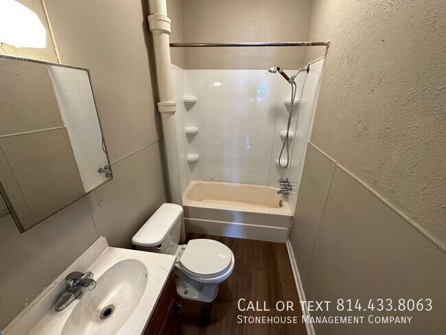 Building Photo - 613 E 13th St