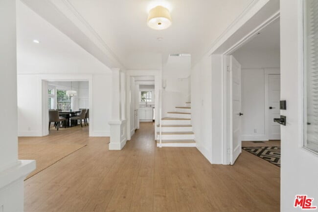 Building Photo - 1157 Irolo St