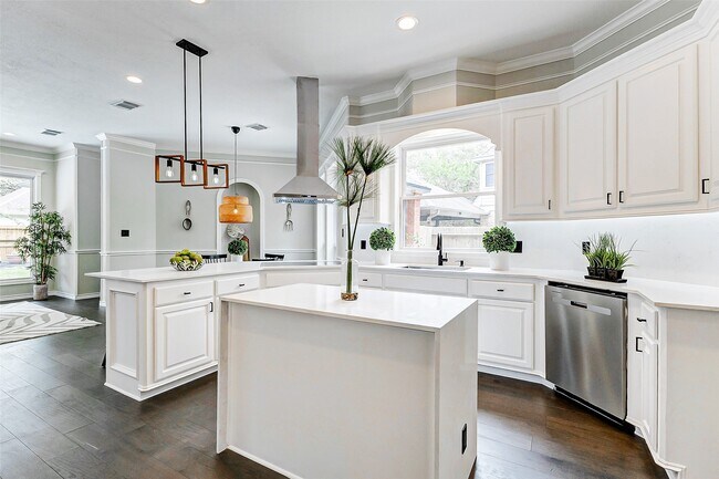 Building Photo - 5807 Mountain View Dr