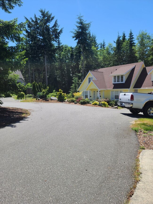 Building Photo - 2056 Doe Dr
