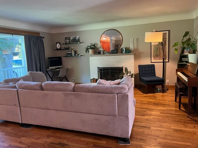 Building Photo - Beautiful custom 3 bedroom 2 bath house in...